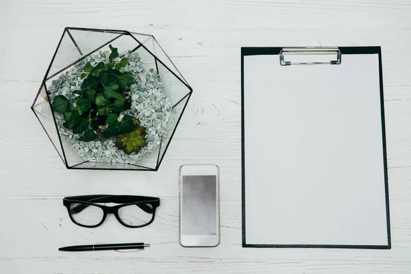 Bürokonzept Blumenvase Notizblock Brille Und Telefon Auf Weißem Hintergrund — Stockfoto