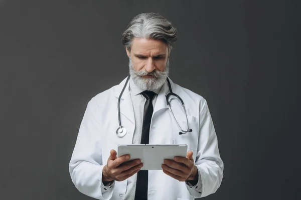 Médico sénior com computador tablet — Fotografia de Stock