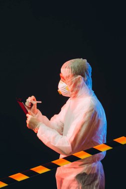 Epidemiyoloji uzmanı verileri enfeksiyon bölgesinde yazıyor.