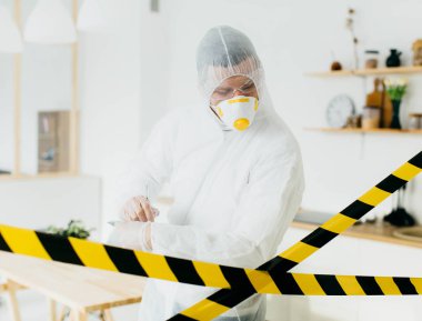 Epidemiyoloji uzmanı enfeksiyon için örnekler topluyor.