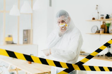 Epidemiyoloji uzmanı enfeksiyon için örnekler topluyor.