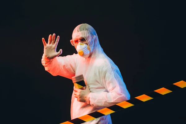Epidemiologo gesticolare Stop segno mano in quarantena coronavirus — Foto Stock