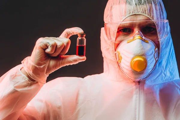 Medicinskt laboratorium provrör och spruta med blod i handen — Stockfoto