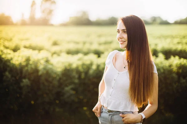 Pretty Woman Posing Field — Stock Photo, Image