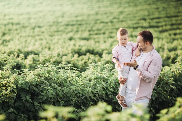 Kleine Jongen Met Zijn Vader Een Groen Veld — Stockfoto