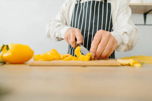 Senior Father Prepares Salad Kitchen — Stock Photo, Image