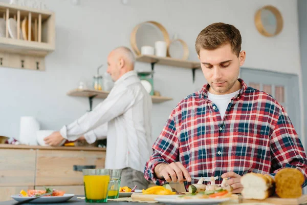 若い男と台所で彼の父の料理 — ストック写真