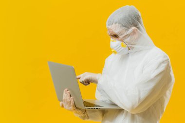 Epidemiyoloji uzmanı bir dizüstü bilgisayar kullanarak örnekler üzerinde çalışıyor