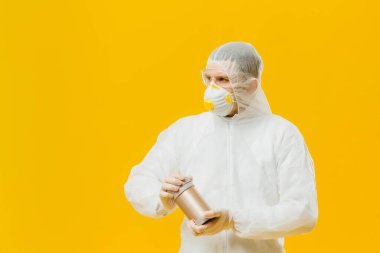 Epidemiyoloji uzmanı enfeksiyon için enfeksiyon örnekleri topluyor.