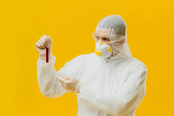 疫学者がチューブ内の血液サンプルをチェック ウイルスワクチン開発 研究室 — ストック写真