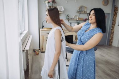 Anne ve kızları birlikte eğleniyorlar. 