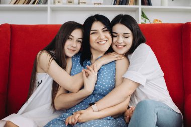 Anne ve kızları birlikte eğleniyorlar. 