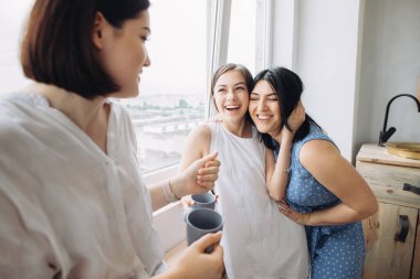 Anne ve kızları birlikte eğleniyorlar. 