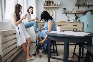 Anne ve kızları birlikte eğleniyorlar. 