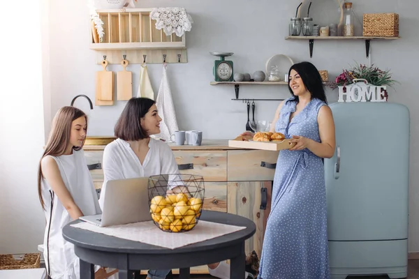 Madre Hijas Hablando Cocina —  Fotos de Stock