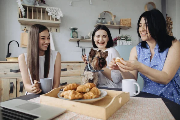 Mother Daughters Talking Eating Croissants Kitchen — Stock Photo, Image
