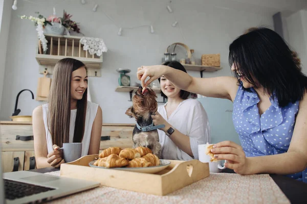 Madre Hijas Hablando Comiendo Croissants Cocina —  Fotos de Stock