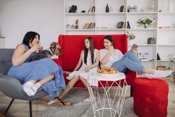 Anne Kızları Oturma Odasında Dinleniyorlar — Stok fotoğraf