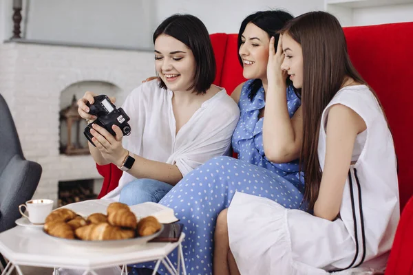 Anne Kızları Oturma Odasında Dinleniyorlar — Stok fotoğraf