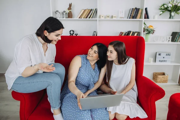 Mãe Filhas Descansando Sala Estar — Fotografia de Stock