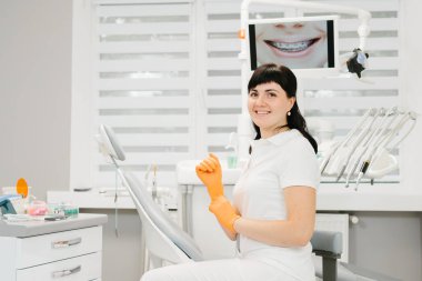 İş yerinde beyaz gömlekli kadın dişçi. Metin için boşluk