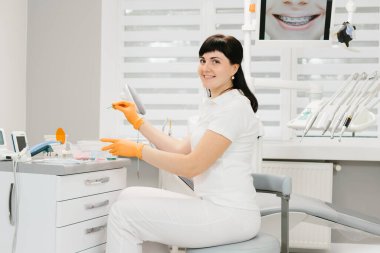 İş yerinde beyaz önlüklü kadın dişçi. Metin için boşluk