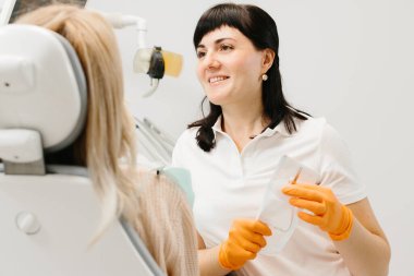 Doktor hastasıyla konuşuyor. Dişçi konsepti