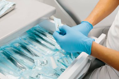 Diş kliniğinde diş aletleri tutmanın ayrıntıları. Dişçi Konsepti.