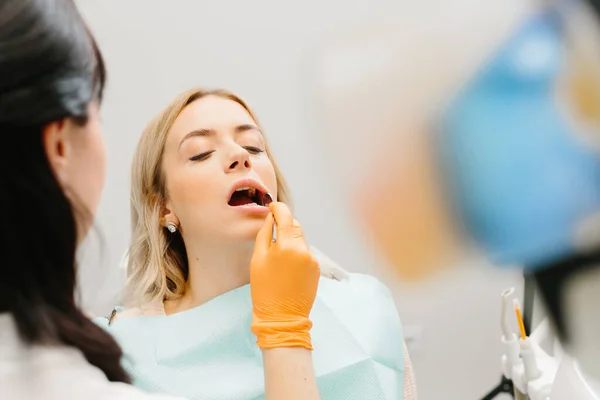 Woman Having Teeth Examined Dentists — Stock Photo, Image