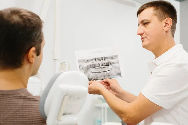 Dentist Shows Patient Ray Teeth — Stock Photo, Image