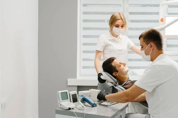 Doctor Dentista Con Asistente Que Trabaja Una Clínica Dental — Foto de Stock