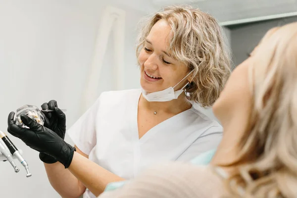 Female Dentist Dental Office Talking Female Patient Preparing Treatment — Stock Photo, Image