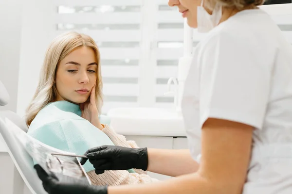 Female Dentist Dental Office Talking Female Patient Preparing Treatment — Stock Photo, Image