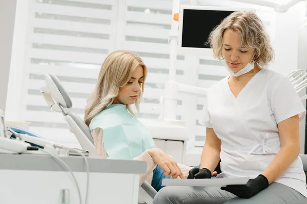 Female Dentist Dental Office Talking Female Patient Preparing Treatment — Stock Photo, Image