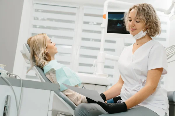Female Dentist Dental Office Talking Female Patient Preparing Treatment — Stock Photo, Image