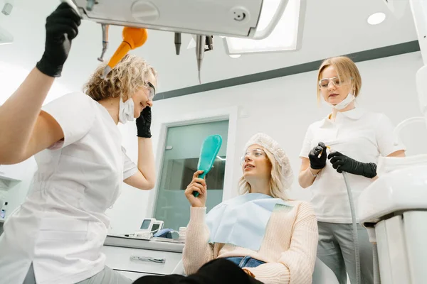 Female Dentist Dental Office Talking Female Patient Preparing Treatment — Stock Photo, Image