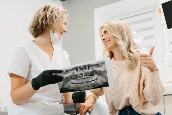 Female Dentist Dental Office Talking Female Patient Preparing Treatment — Stock Photo, Image