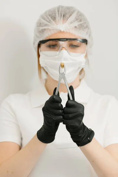 Doktor Tandläkare Som Håller Utdragen Tand Tandvårdskliniken Med Svarta Handskar — Stockfoto