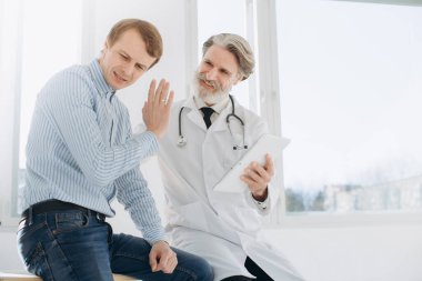 Hasta, Başhekim ile görüşüyor.