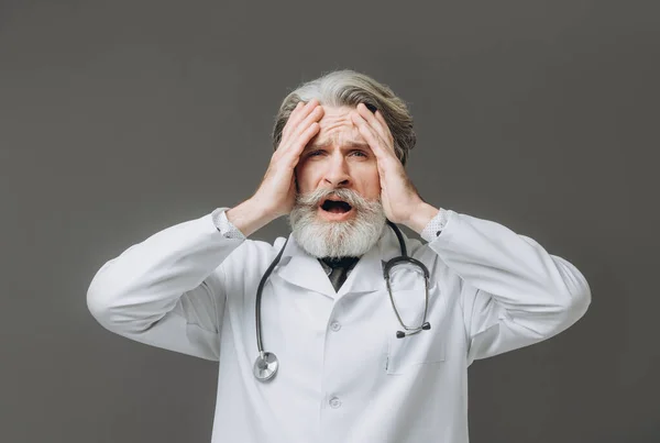 Κοντινό Πορτρέτο Του Ανώτερου Επαγγελματία Υγείας Στρεσαρισμένος Συγκλονισμένος Γιατρός Στηθοσκόπιο — Φωτογραφία Αρχείου