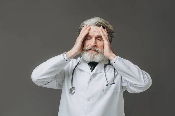 Retrato Perto Profissional Saúde Sênior Estressado Médico Sobrecarregado Com Estetoscópio — Fotografia de Stock