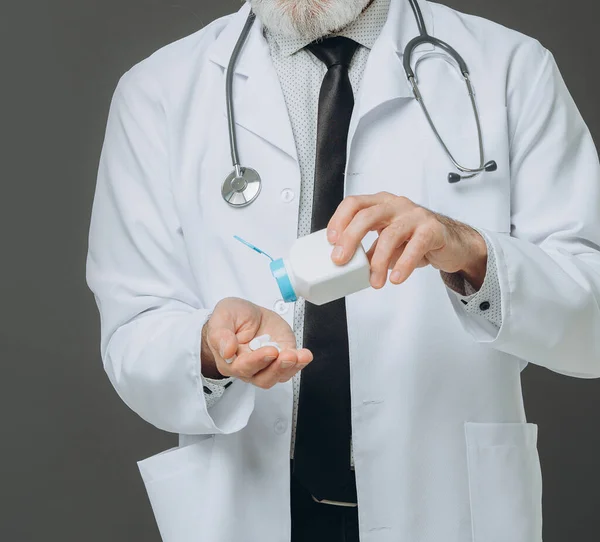 Médecin Senor Barbu Donnant Des Pilules Sur Fond Gris — Photo