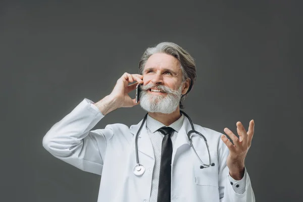 Retrato Sensor Médico Fundo Cinza Médico Cabelos Grisalhos Vestido Casaco — Fotografia de Stock