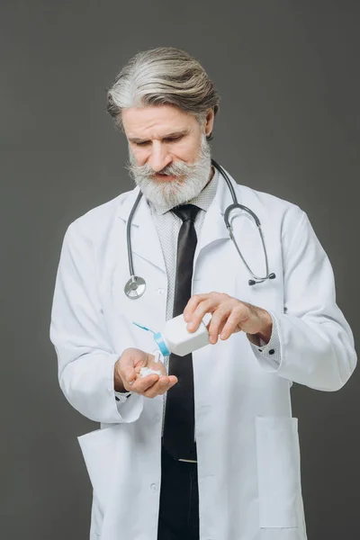 Retrato Médico Sênior Segurando Garrafa Pílula Contra Fundo Cinza Isolado — Fotografia de Stock