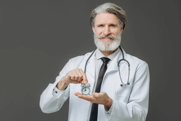 Sensor Barbudo Médico Segurando Despertador — Fotografia de Stock