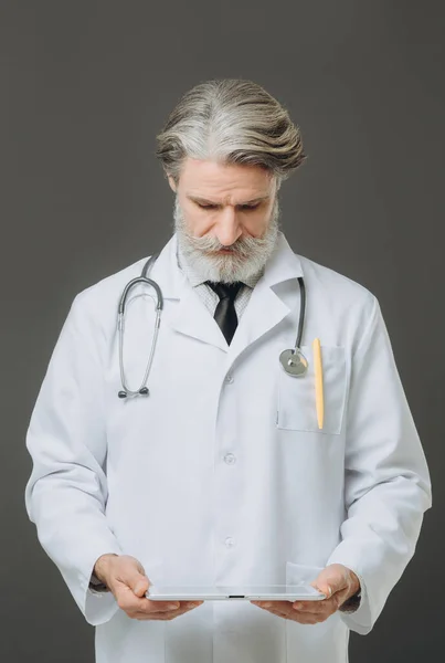 Tablet Bilgisayarında Uygulama Kullanan Kıdemli Doktorun Portresi — Stok fotoğraf