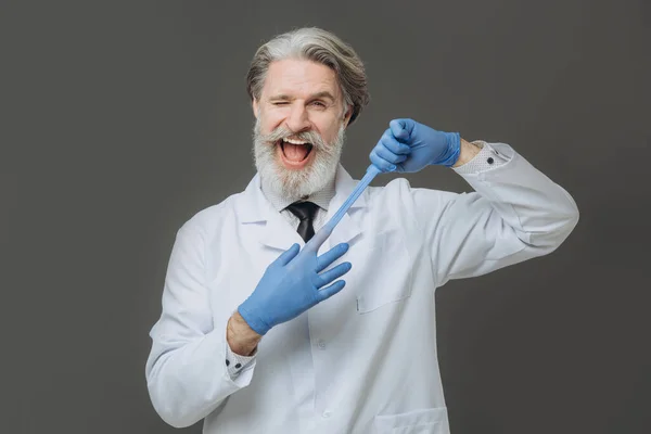 Porträt Eines Emotionalen Arztes Auf Grauem Hintergrund Grauhaariger Senor Doctor — Stockfoto
