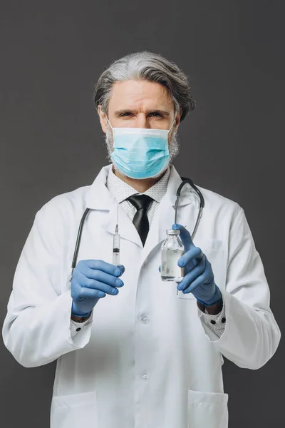Gråhårig Senor Läkare Klädd Vit Rock Handskar Och Mask Förbereder — Stockfoto