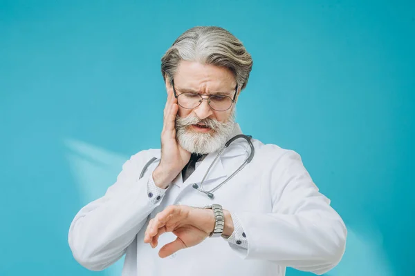 Μπερδεμένος Ανώτερος Γιατρός Κοιτάζει Ρολόι Του Καρπού Του Έχασε Ραντεβού — Φωτογραφία Αρχείου