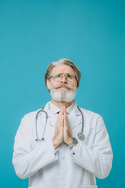 Μεσήλικας Ηλικιωμένος Γιατρός Άντρας Ιατρική Στολή Απομονωμένος Προσεύχεται Χέρια Ενωμένα — Φωτογραφία Αρχείου